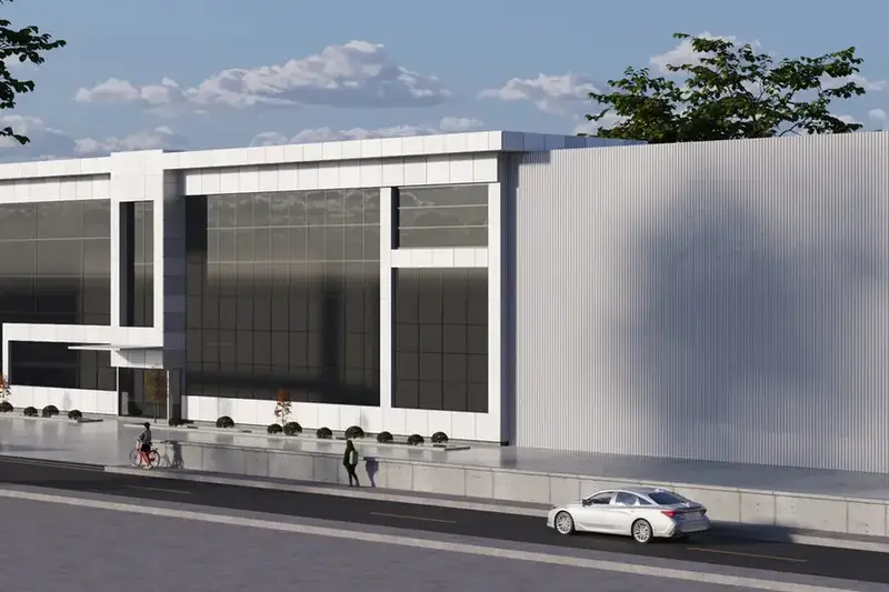 Forplas fabrikasının idari cephesi, beyaz kompozit panel, koyu cam bantlar ve trapez metal yan cephe