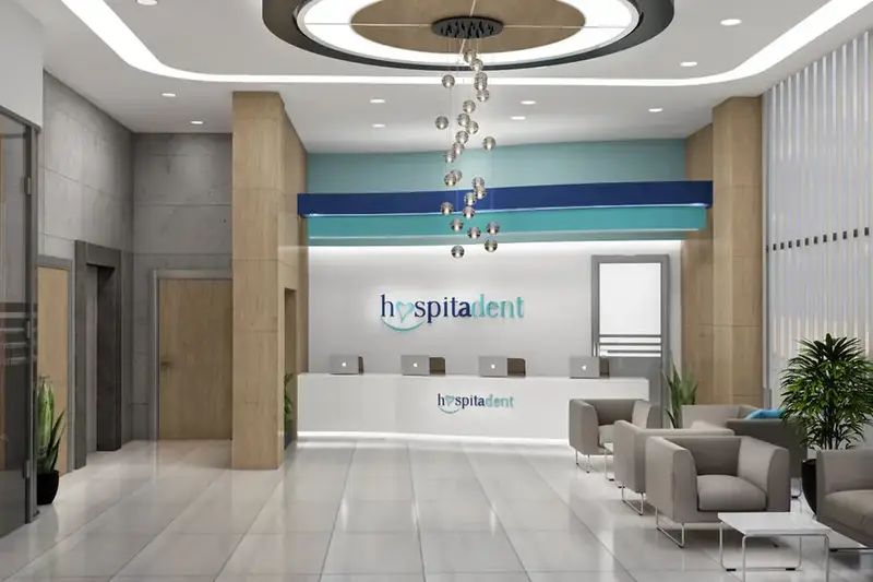 Hospitadent Şerifali karşılama alanı, dairesel tavan detayı, kristal sarkıt ve turkuaz bantlı banko duvarı