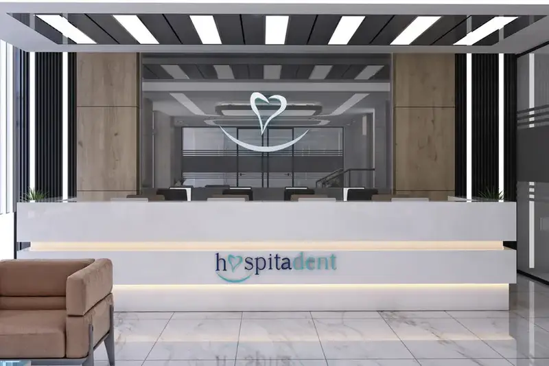 Mecidiyeköy Hospitadent karşılama bankosu, çizgisel tavan aydınlatması ve logolu cam bölme