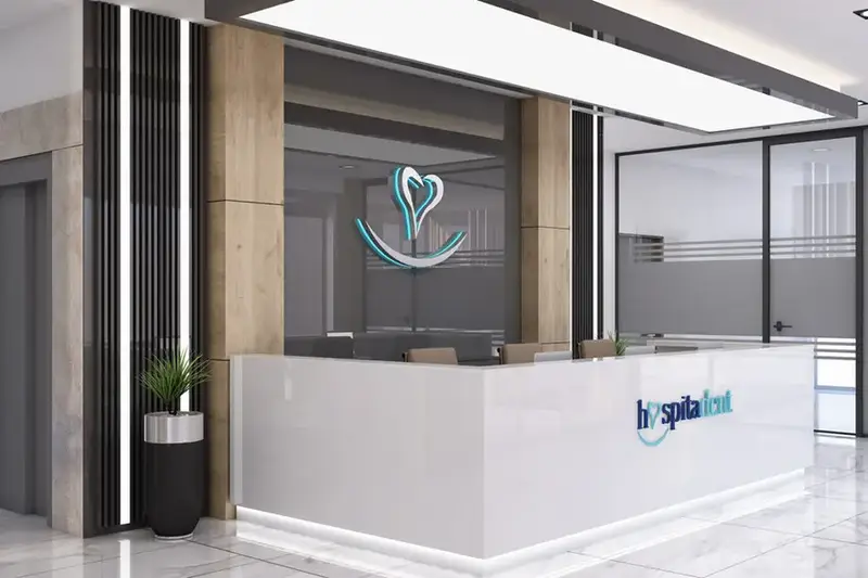 Pendik Hospitadent karşılama alanı, beyaz banko, koyu cam üzerinde logo ve ahşap desenli kolonlar