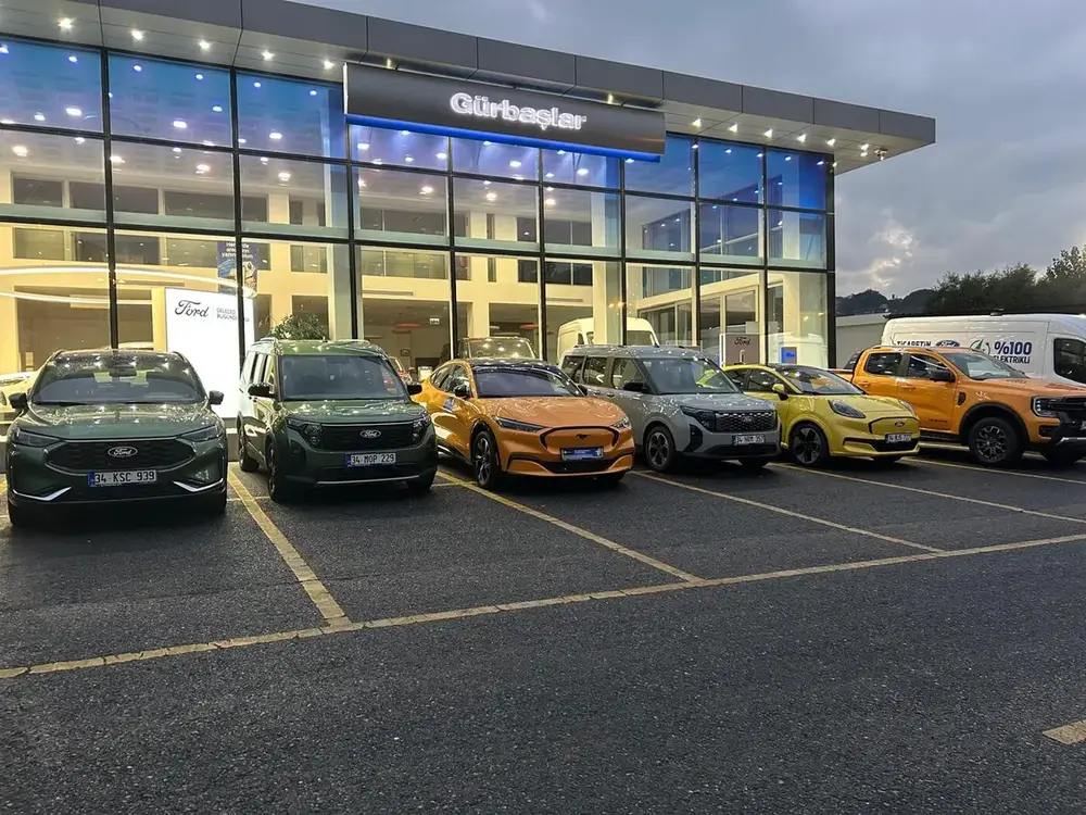 Gürbaşlar Showroom giriş cephesi, giydirme cam cephe önünde araç teşhir alanı