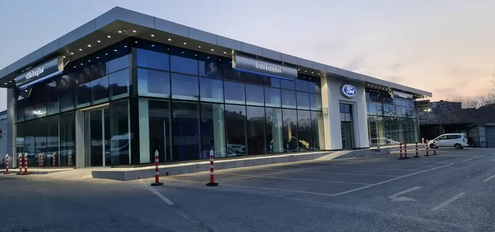 Gürbaşlar Showroom köşe görünümü, cam cephe, alüminyum doğrama ve çıkma saçak