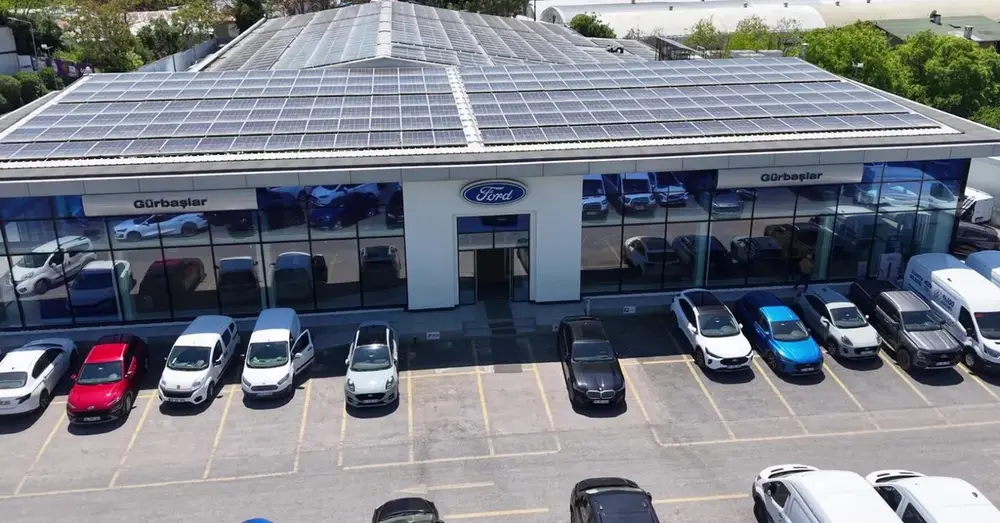 Gürbaşlar Showroom havadan görünüm, güneş panelli çatı ve teşhir otoparkı