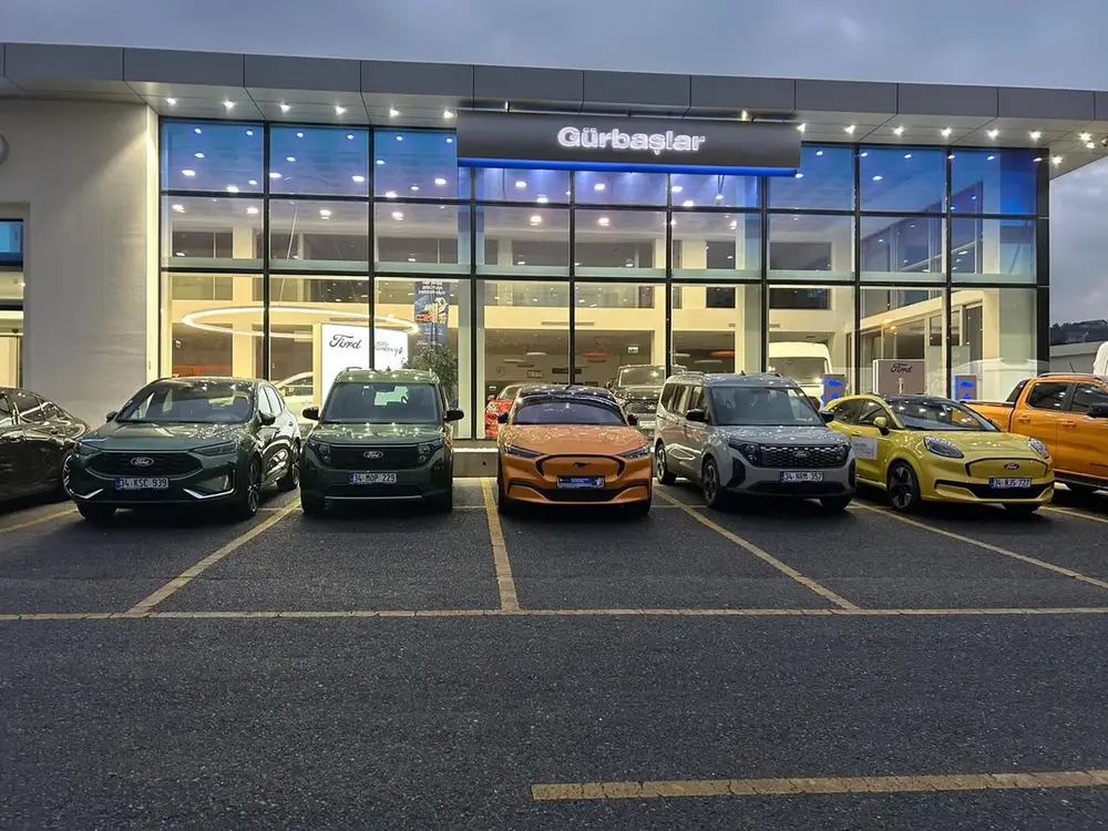 Gürbaşlar Showroom akşam görünümü, aydınlatılmış cam cephe ve teşhir alanı