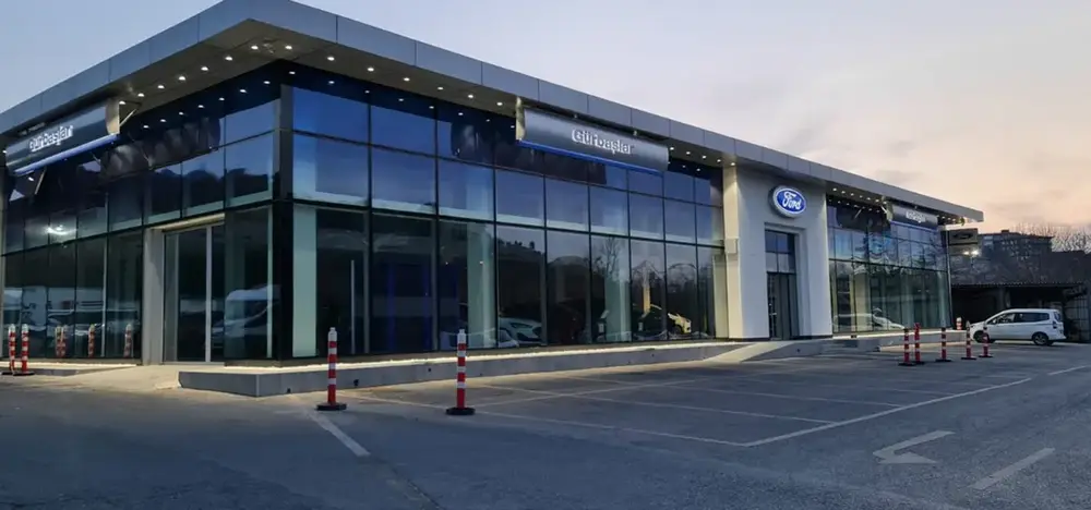 Gürbaşlar Showroom cephe detayı, alüminyum doğrama bölümlenmesi ve cam yüzey