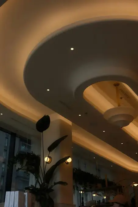 Temsilî görsel, lobide dairesel kademeli alçı tavan ve gömme spotlar