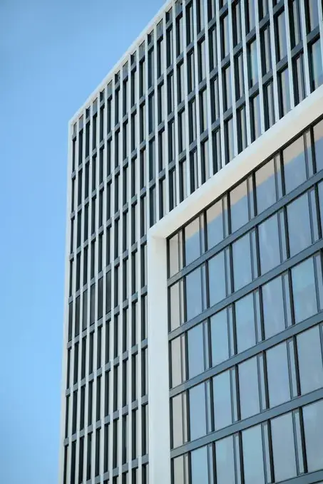 Temsilî görsel, ofis kulesinde düşey alüminyum doğrama sistemi