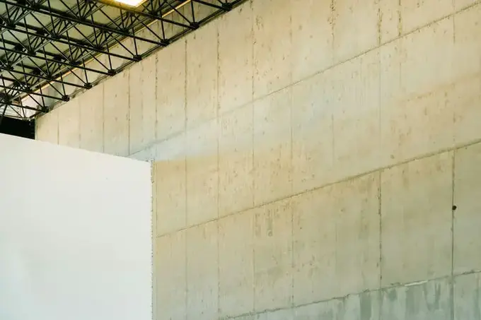 Temsilî görsel, çelik çatılı holde brüt beton duvar yüzeyi
