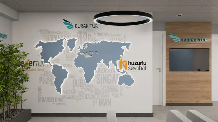 Burak Tur giriş ve karşılama alanı, destinasyon adlarından oluşan dünya haritası duvar uygulaması ve halka sarkıt aydınlatma