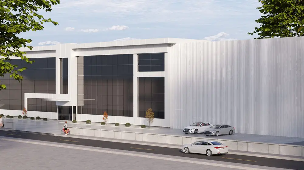 Forplas fabrika binası sokak cephesi, beyaz trapez sac kaplama ve koyu cam giydirme cepheli ofis bloğu
