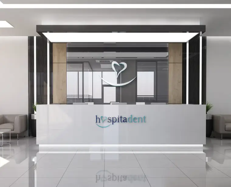 Hospitadent Çamlıca resepsiyon bankosu, arkadan aydınlatmalı ahşap çerçeve ve siyah lamel duvar kaplaması