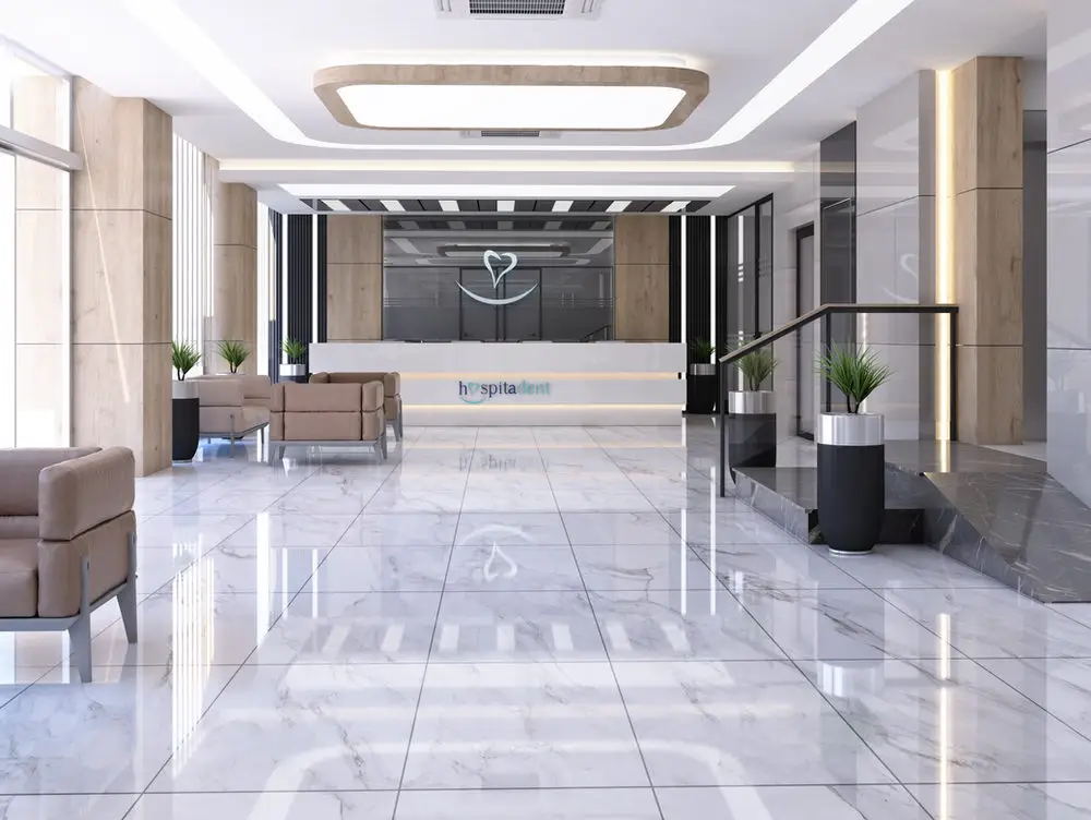 Mecidiyeköy Hospitadent lobisi, resepsiyona uzanan mermer aks, ahşap kolonlar ve bekleme koltukları