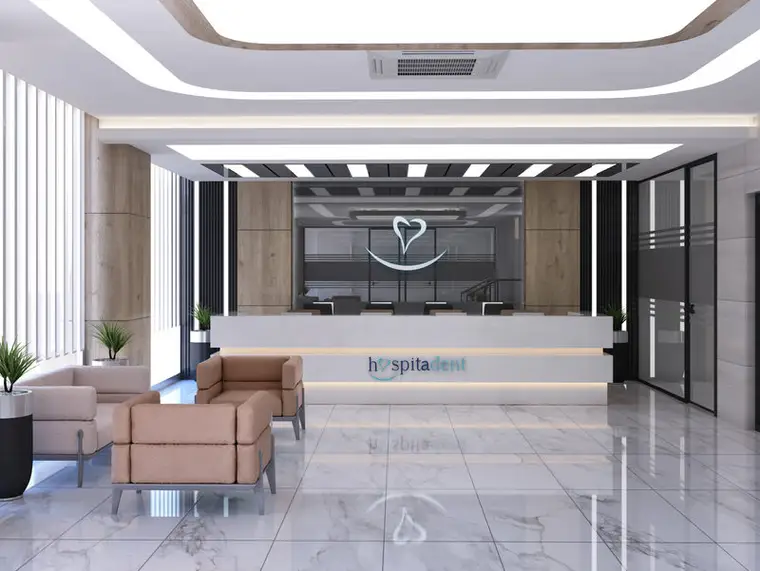 Mecidiyeköy Hospitadent resepsiyonu, logolu banko, katmanlı asma tavan ve bekleme koltukları
