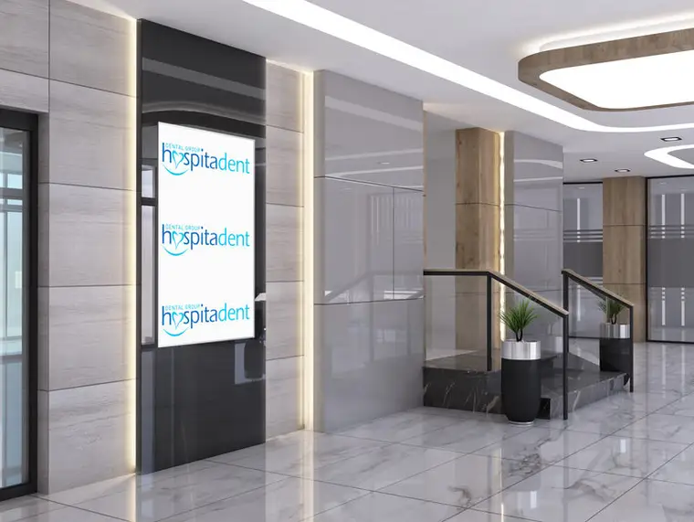 Mecidiyeköy Hospitadent koridoru, ışıklı logo panosu ve mermer duvar kaplaması