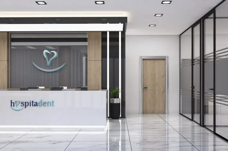 Pendik Hospitadent resepsiyon bankosu, logo uygulaması, ahşap tavan detayı ve cam bölmeler