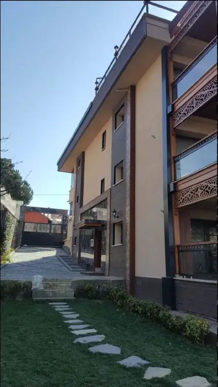 Villa Başdemir sokak cephesi, balkon düzeni, dekoratif korkuluk imalatı ve dış kaplama