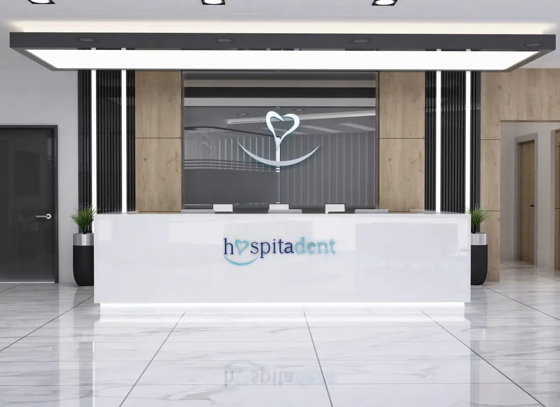 Bağcılar Hospitadent resepsiyonu yakından, mermer zemin ve ışıklı tavan çerçevesi